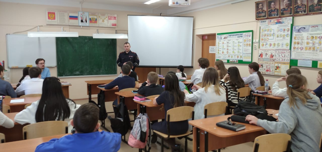 Старший лейтинант полиции А. В. Тарасенко провел беседы в классах о правилах движения,.